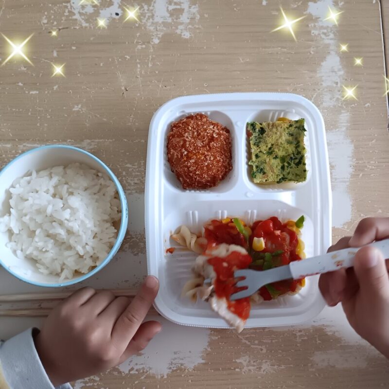 モグモデリ 鶏肉のピザ風 食べてるとこ