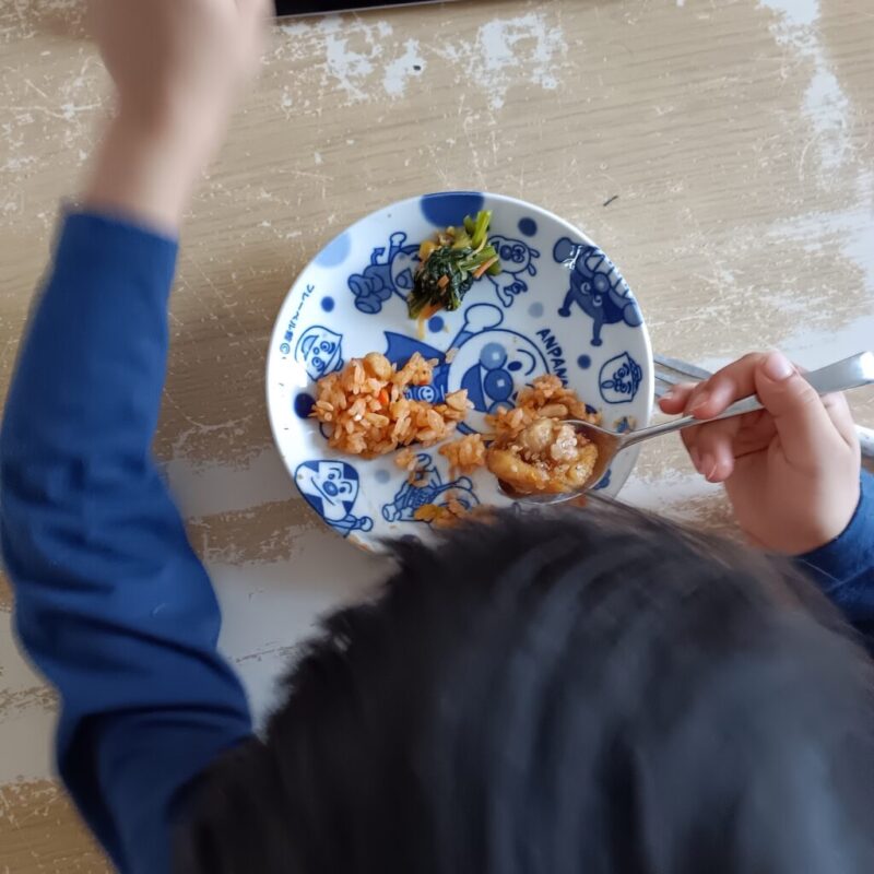 モグモデリ からあげを食べる次男氏